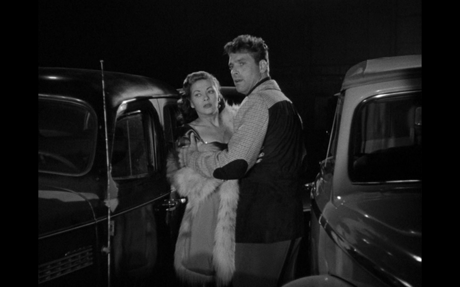 Siodmak keeps the suspense