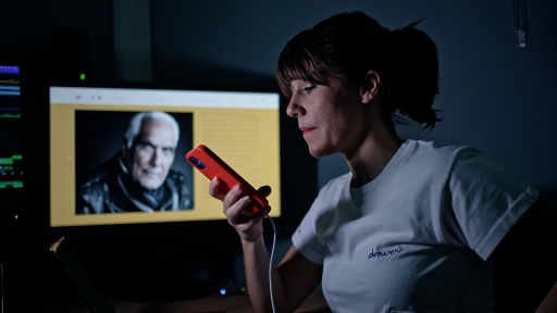 Photo d'Aude qui appelle une personnalité notoire, on peut voir sa photo sur son ordinateur en fond