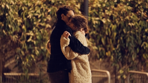 Maëlle et Saïd se prennent dans les bras. Crédit photo : Cloé Harent