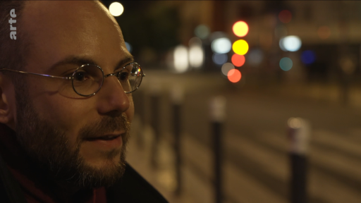 On voit un homme dans la rue. 