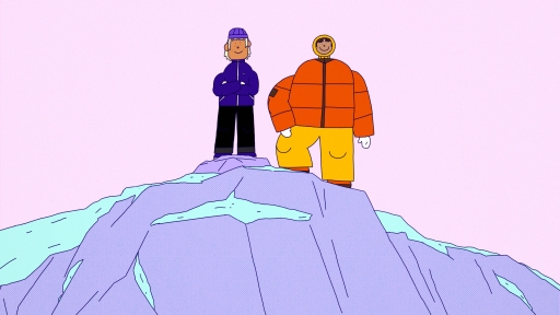 Deux hommes sont debout en haut d'une montagne enneigée
