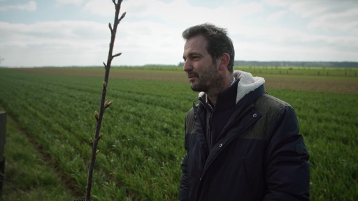 Photo d'un agriculteur interviewé dans ses champs 