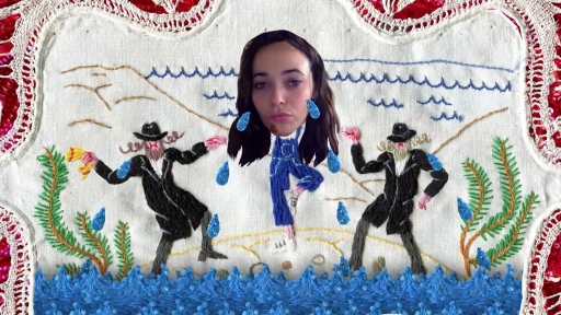 La tête d'Inès est incrustée sur une broderie où elle danse entourée de deux rabbins. Tout, sauf sa tête, est brodé. Son expression n'est pas triste, mais Inès pleure et ses larmes forment un océan sous elle et les rabbins. Derrière on aperçoit la mer et des montagnes