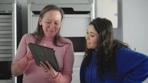 Camille, une thanatopractrice, montre quelque chose à Inès sur son Ipad. 