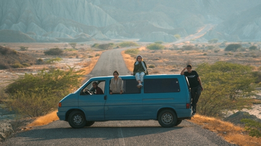 Quatre adolescent dans une voiture au milieu du désert.