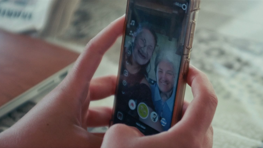 On voit Marie et Ondine qui essayent des filtres sur son téléphone. 