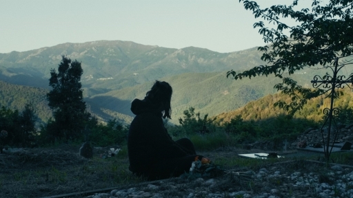 Ondine est de dos, face aux montagnes corses.