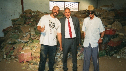 Hadj Sameer und Oassini Bouarfa in der Höhle von Ali Baba