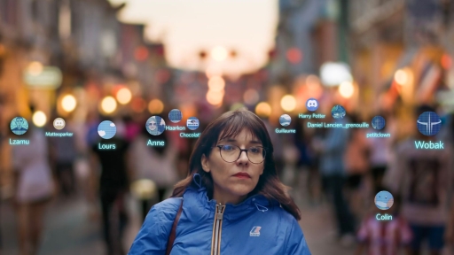 Photo d'Aude dans la rue avec les profils discord incrustés sur les visage des personnes autour d'elle 