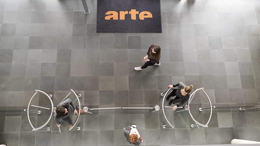 Des personnes dans l'entrée du bâtiment d'ARTE