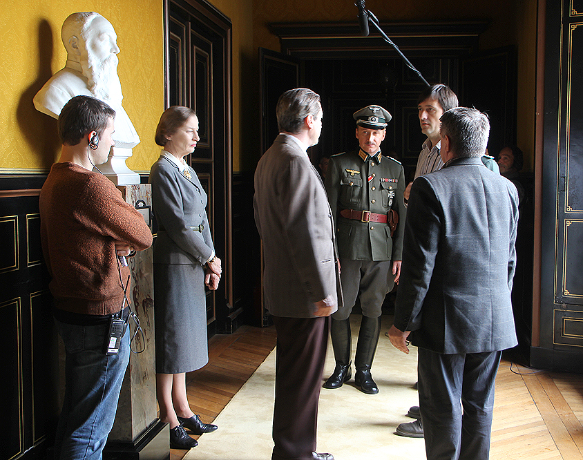 Alexandre Sokourov (de dos à droite) prépare une scène de Francofonia