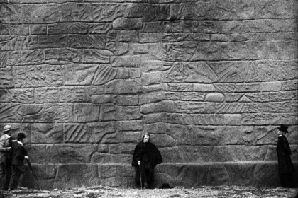 Zur ARTE-Sendung Die Bären sind los: ARTE und die 66. Berlinale Der müde Tod 2: Eine rätselhafte Mauer hat der Tod (Bernhard Götzke, Mi.) um sein Grundstück gebaut. © ZDF/FWMS Foto: ZDF Honorarfreie Verwendung nur im Zusammenhang mit genannter Sendung und bei folgender Nennung "Bild: Sendeanstalt/Copyright". Andere Verwendungen nur nach vorheriger Absprache: ARTE-Bildredaktion, Silke Wölk Tel.: +33 3 881 422 25, E-Mail: bildredaktion@arte.tv