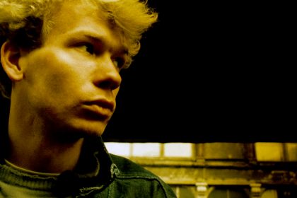 Jacek (Miroslaw Baka) will töten. Man erfährt nicht warum, und daher weiß man auch nicht, aus welchem Grund er schlussendlich mit seinem eigenen Leben bezahlen muss. In der Stadt sucht er nach einem geeigneten Opfer. © Studio Tor Foto: ARTE France Honorarfreie Verwendung nur im Zusammenhang mit genannter Sendung und bei folgender Nennung "Bild: Sendeanstalt/Copyright". Andere Verwendungen nur nach vorheriger Absprache: ARTE-Bildredaktion, Silke Wölk Tel.: +33 3 881 422 25, E-Mail: bildredaktion@arte.tv