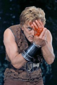 Zur ARTE-Sendung Schwerpunkt: Festtagsprogramm Kirk Douglas Die Wikinger 1868191: Im unglücklichen Bruderkampf verliert Einar (Kirk Douglas) ein Auge. © Metro-Goldwyn-Mayer Studios Inc. Foto: ZDF Honorarfreie Verwendung nur im Zusammenhang mit genannter Sendung und bei folgender Nennung "Bild: Sendeanstalt/Copyright". Andere Verwendungen nur nach vorheriger Absprache: ARTE-Bildredaktion, Silke Wölk Tel.: +33 3 881 422 25, E-Mail: bildredaktion@arte.tv