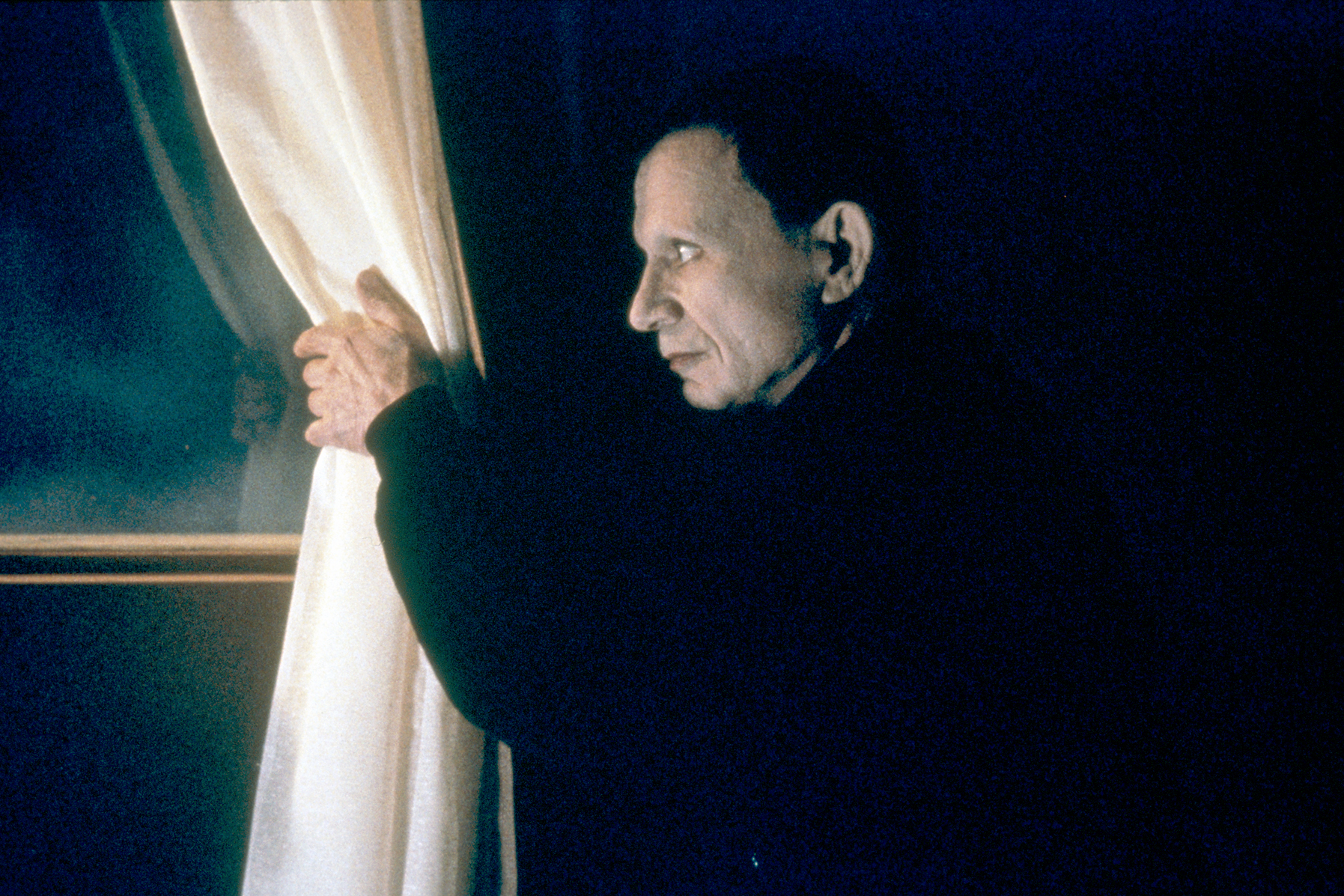 Zur ARTE-Sendung Ein Abend mit David Lynch Lost Highway 2045332: Der Mystery Man (Robert Blake) scheint als Einziger zu wissen, welches System hinter den bizarren Vorfällen steckt. © Suzanne Tenner Foto: ARTE France Honorarfreie Verwendung nur im Zusammenhang mit genannter Sendung und bei folgender Nennung "Bild: Sendeanstalt/Copyright". Andere Verwendungen nur nach vorheriger Absprache: ARTE-Bildredaktion, Silke Wölk Tel.: +33 3 881 422 25, E-Mail: bildredaktion@arte.tv