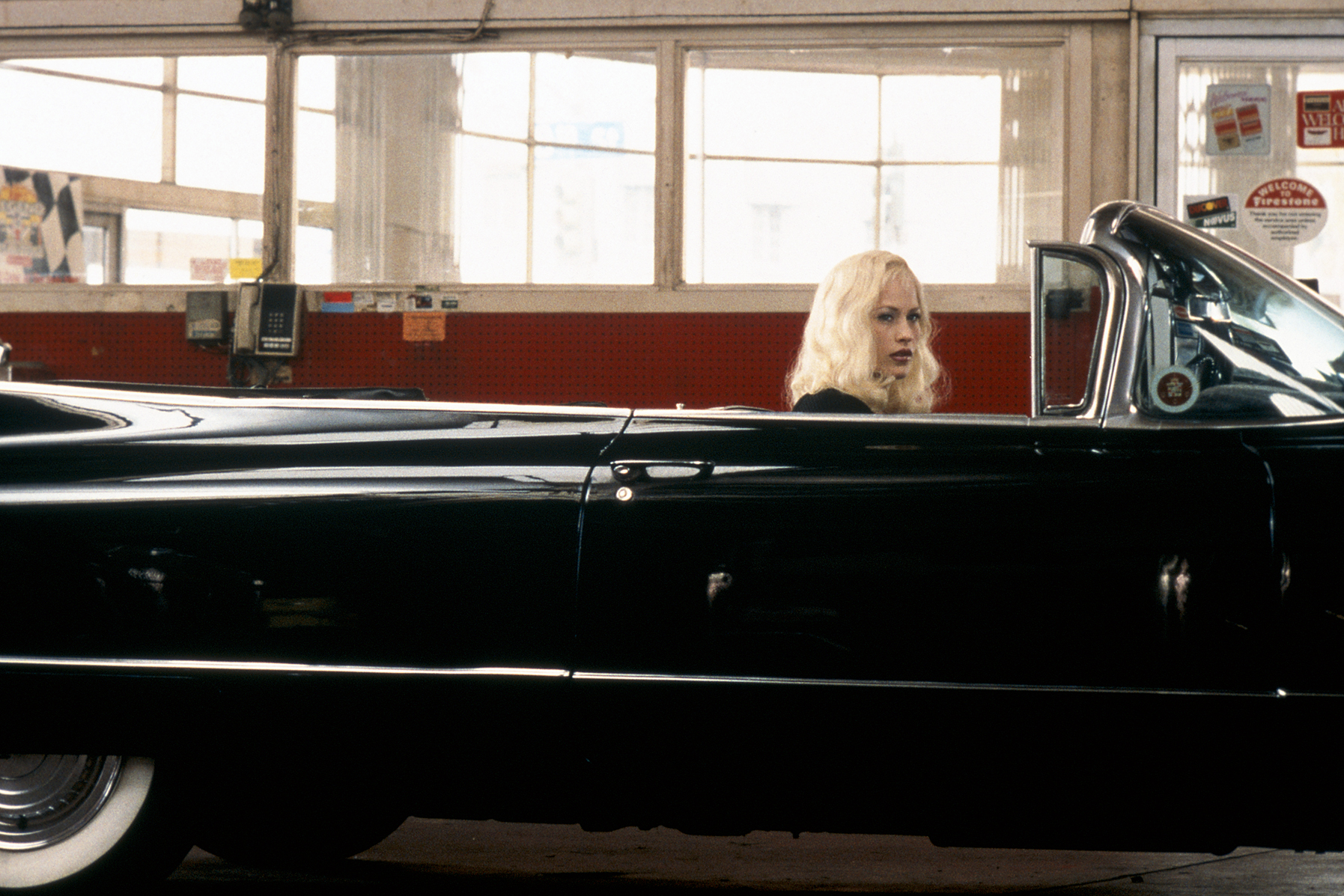 Zur ARTE-Sendung Ein Abend mit David Lynch Lost Highway 2045337: Alice Wakefield (Patricia Arquette) weiß ihre Reize geschickt einzusetzen. Sie verführt den Mechaniker Pete und wird ihm zum Verhängnis. © Suzanne Tenner Foto: ARTE France Honorarfreie Verwendung nur im Zusammenhang mit genannter Sendung und bei folgender Nennung "Bild: Sendeanstalt/Copyright". Andere Verwendungen nur nach vorheriger Absprache: ARTE-Bildredaktion, Silke Wölk Tel.: +33 3 881 422 25, E-Mail: bildredaktion@arte.tv