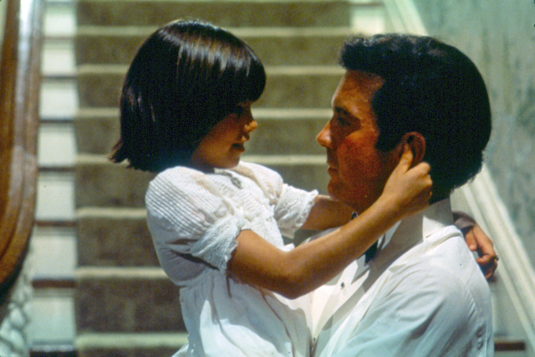 Michael Courtland (Cliff Robertson) mit seiner Tocher Amy (Wanda Blackman). Noch ist sie sicher in seinen Armen. © Wild Side Foto: ARTE France Honorarfreie Verwendung nur im Zusammenhang mit genannter Sendung und bei folgender Nennung "Bild: Sendeanstalt/Copyright". Andere Verwendungen nur nach vorheriger Absprache: ARTE-Bildredaktion, Silke Wölk Tel.: +33 3 881 422 25, E-Mail: bildredaktion@arte.tv