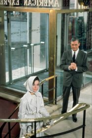 Zur ARTE-Sendung Ein Abend mit Cary Grant Charade 1908114: Peter Joshua (Cary Grant) scheint nicht der ehrliche und hilfsbereite Mann zu sein, für den er sich ausgibt. Die junge Witwe Reggie (Audrey Hepburn) nimmt ihr Schicksal selbst in die Hand und spioniert ihm nach, um die Wahrheit über ihn herauszufinden. © NBC/Universal Foto: ZDF Honorarfreie Verwendung nur im Zusammenhang mit genannter Sendung und bei folgender Nennung "Bild: Sendeanstalt/Copyright". Andere Verwendungen nur nach vorheriger Absprache: ARTE-Bildredaktion, Silke Wölk Tel.: +33 3 881 422 25, E-Mail: bildredaktion@arte.tv