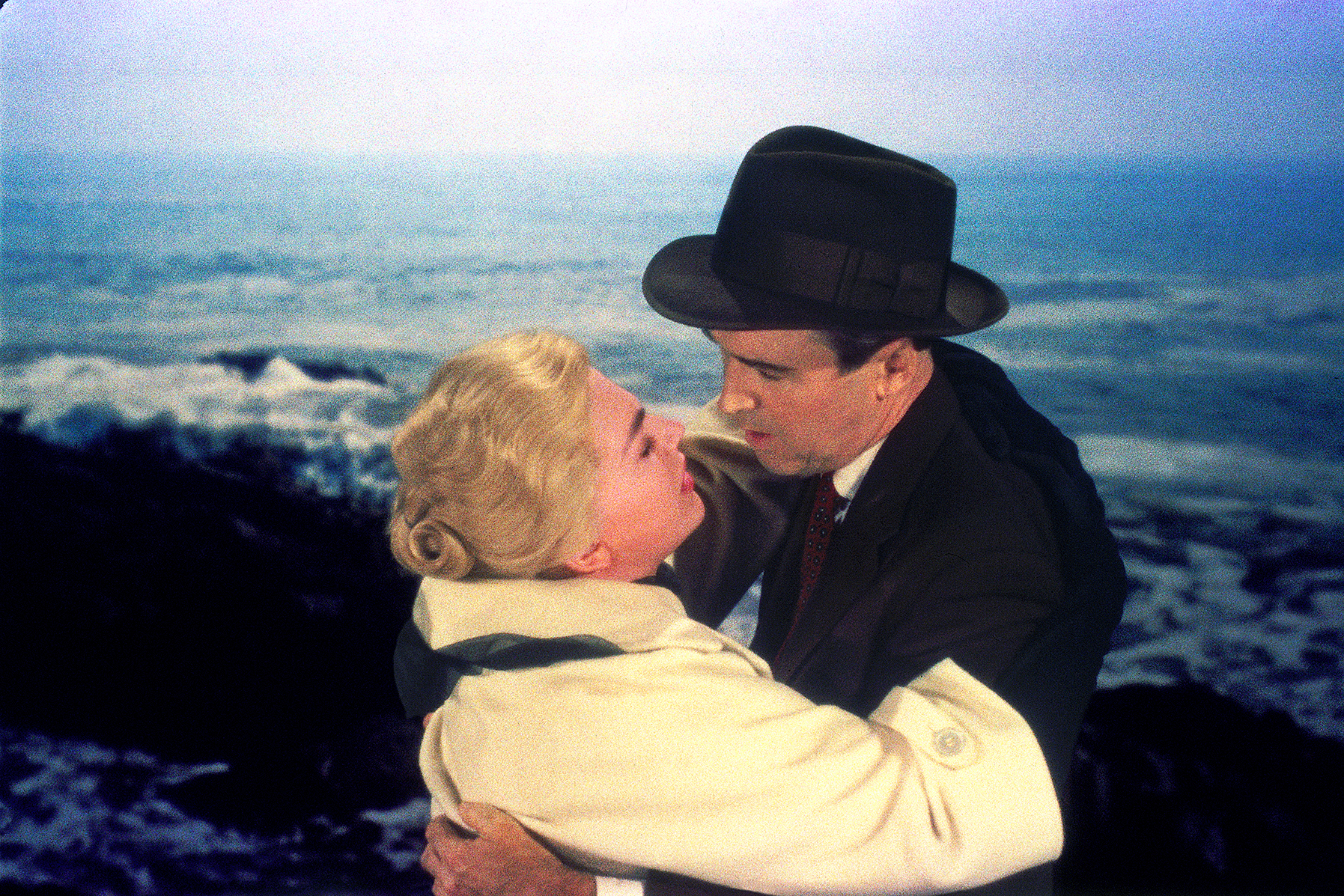 Kim Novak et James Stewart dans Sueurs froides © Universal Pictures