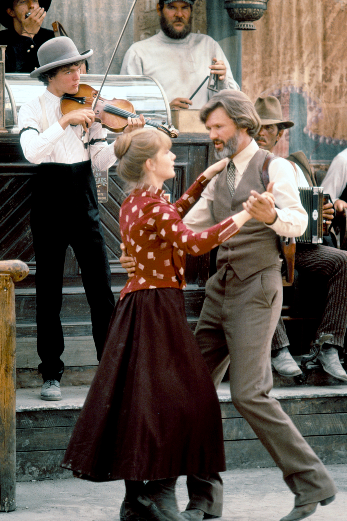 Kris Kristofferson) setzt sich für die Einwanderer ein, deren Leben durch geldgierige Söldner bedroht wird. © Partisan Productions Foto: ARTE France Honorarfreie Verwendung nur im Zusammenhang mit genannter Sendung und bei folgender Nennung "Bild: Sendeanstalt/Copyright". Andere Verwendungen nur nach vorheriger Absprache: ARTE-Bildredaktion, Silke Wölk Tel.: +33 3 881 422 25, E-Mail: bildredaktion@arte.tv