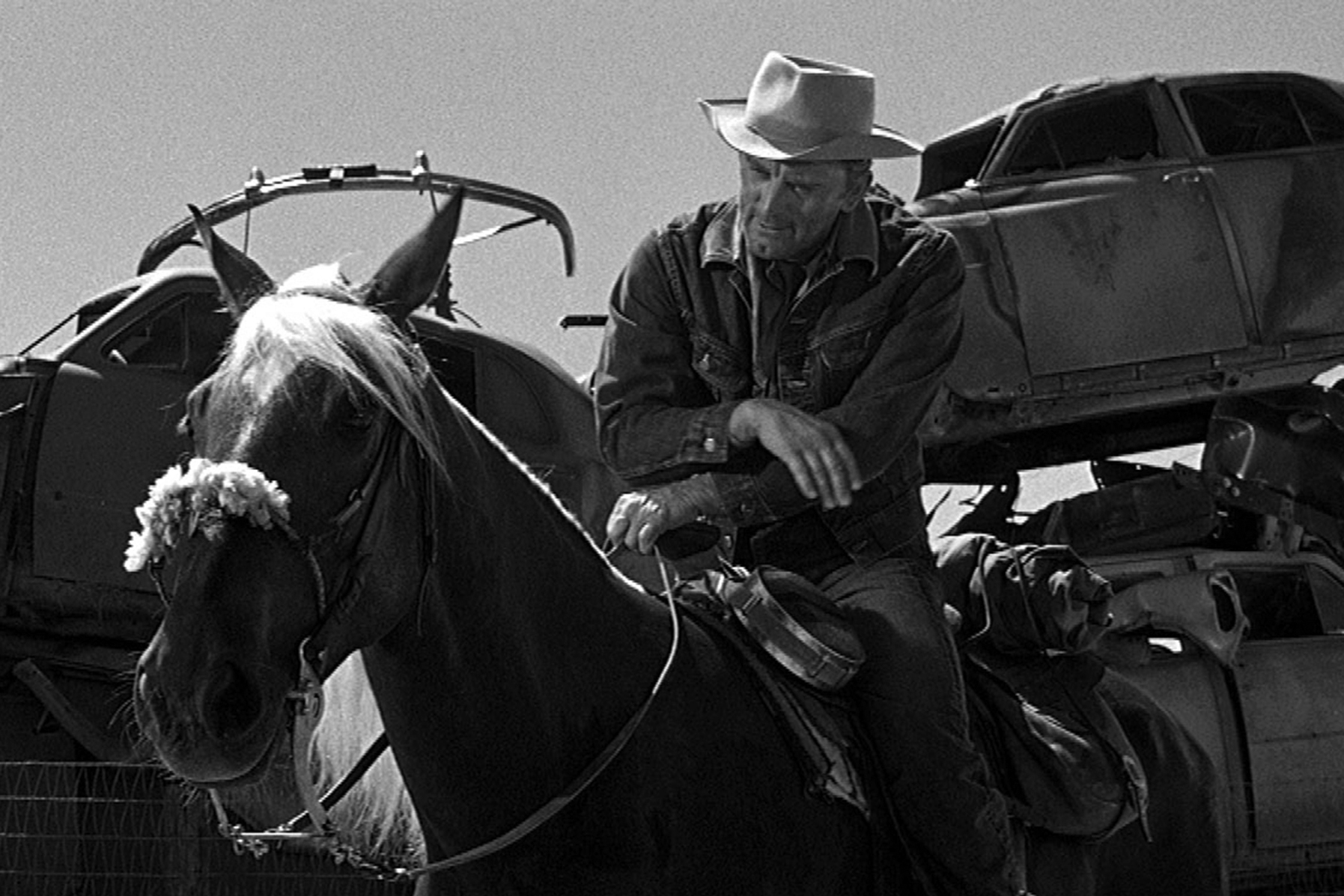 Zur ARTE-Sendung Kirk Douglas Einsam sind die Tapferen 9: Kirk Douglas in der Rolle des freiheitsliebenden Cowboys Jack Burns © Universal Foto: ZDF Honorarfreie Verwendung nur im Zusammenhang mit genannter Sendung und bei folgender Nennung "Bild: Sendeanstalt/Copyright". Andere Verwendungen nur nach vorheriger Absprache: ARTE-Bildredaktion, Silke Wölk Tel.: +33 3 881 422 25, E-Mail: bildredaktion@arte.tv