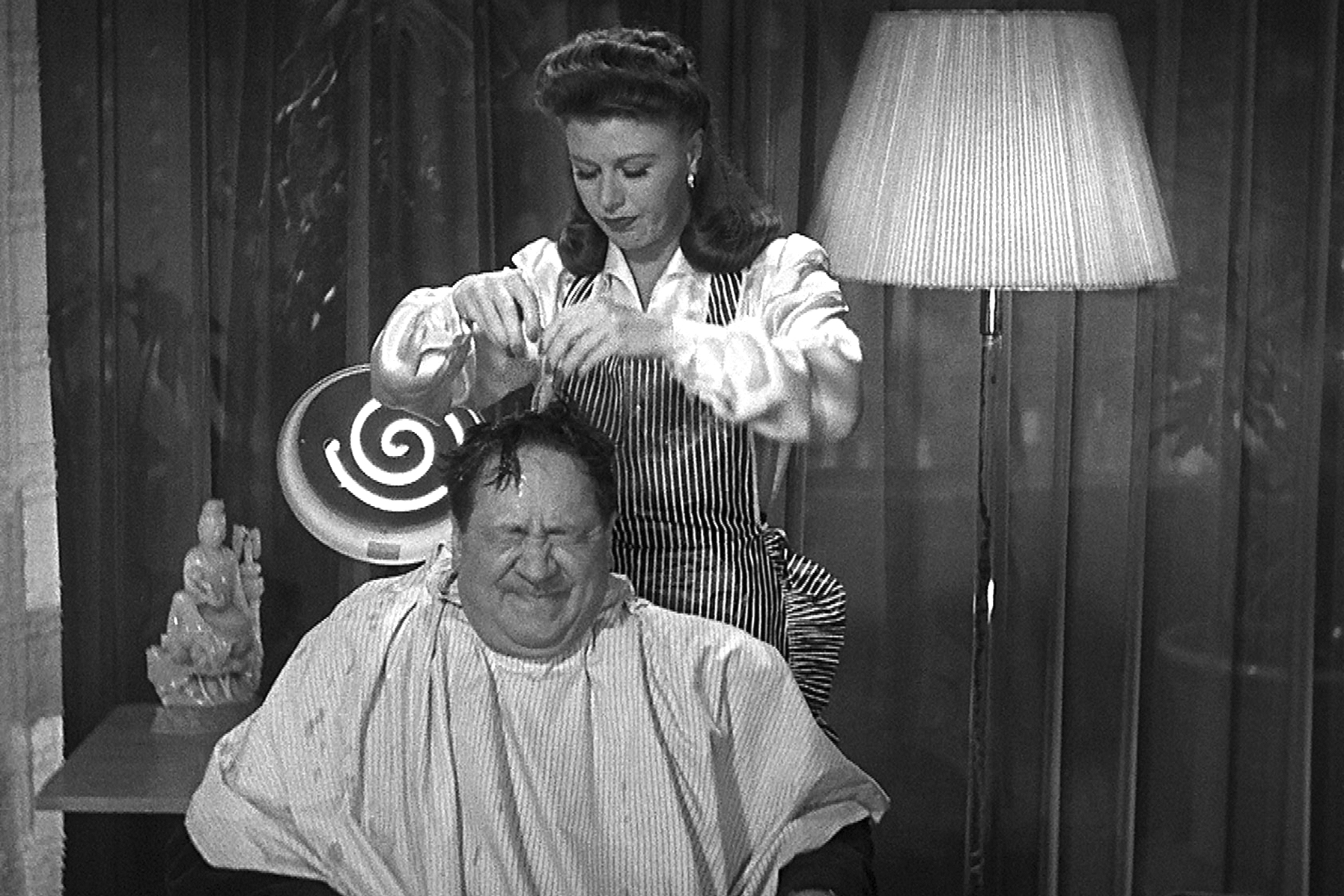 Ginger Rogers Robert Benchley als ihr Kunde Albert Osborne © EMKA Universal Studios 1942 Foto: ZDF Honorarfreie Verwendung nur im Zusammenhang mit genannter Sendung und bei folgender Nennung "Bild: Sendeanstalt/Copyright". Andere Verwendungen nur nach vorheriger Absprache: ARTE-Bildredaktion, Silke Wölk Tel.: +33 3 881 422 25, E-Mail: bildredaktion@arte.tv