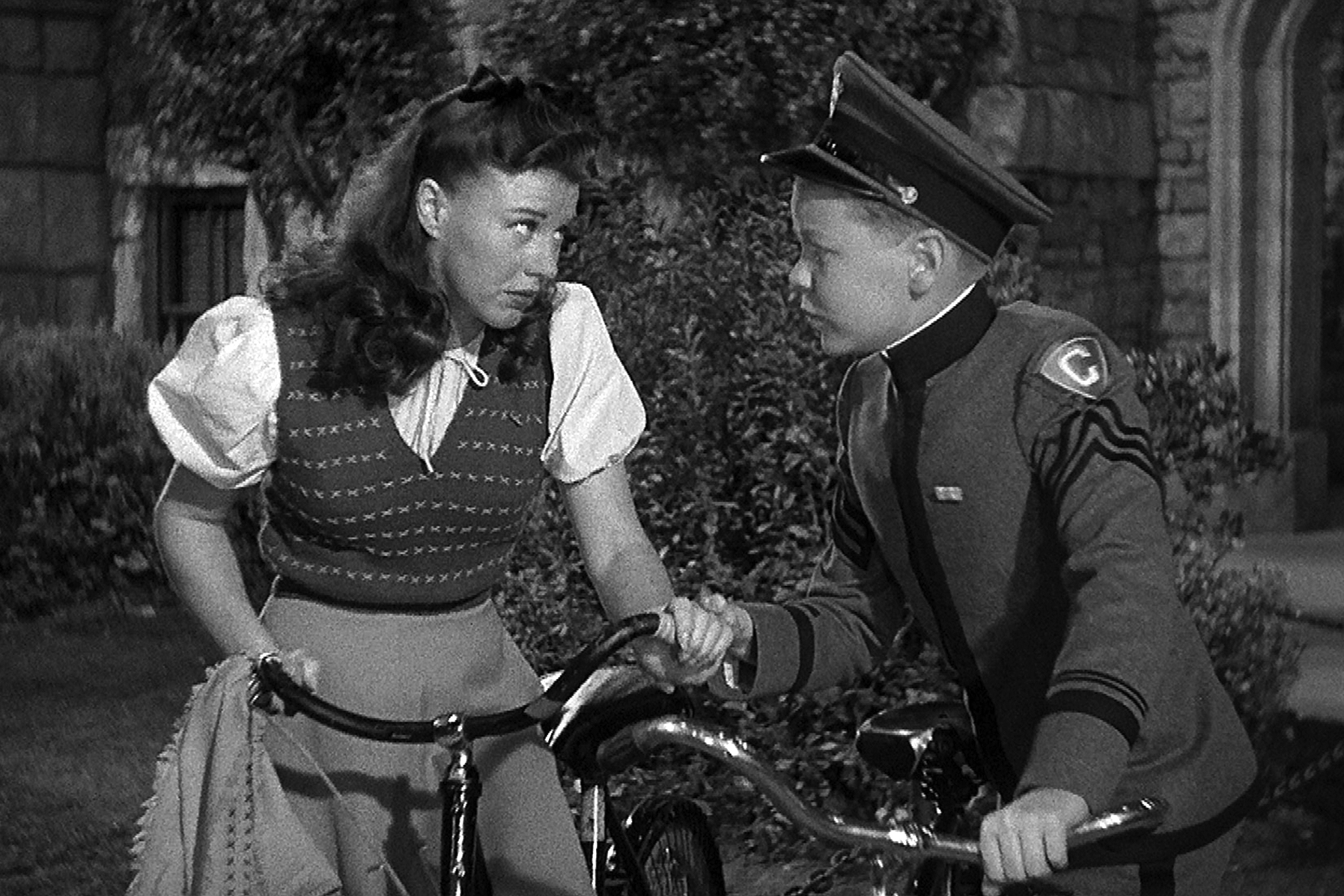 Ginger Rogers eund Frankie Thomas als Kadettenschüler Clifford Osborne © EMKA Universal Studios 1942 Foto: ZDF Honorarfreie Verwendung nur im Zusammenhang mit genannter Sendung und bei folgender Nennung "Bild: Sendeanstalt/Copyright". Andere Verwendungen nur nach vorheriger Absprache: ARTE-Bildredaktion, Silke Wölk Tel.: +33 3 881 422 25, E-Mail: bildredaktion@arte.tv