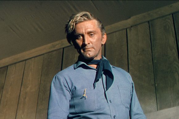Zur ARTE-Sendung Kirk Douglas Mit stahlharter Faust 5: Dempsey Rae (Kirk Douglas) weiß mit den Fäusten ebenso gut umzugehen wie mit der Gitarre. © 1955 Universal Pictures/Russell Metty Foto: ZDF Honorarfreie Verwendung nur im Zusammenhang mit genannter Sendung und bei folgender Nennung "Bild: Sendeanstalt/Copyright". Andere Verwendungen nur nach vorheriger Absprache: ARTE-Bildredaktion, Silke Wölk Tel.: +33 3 881 422 25, E-Mail: bildredaktion@arte.tv