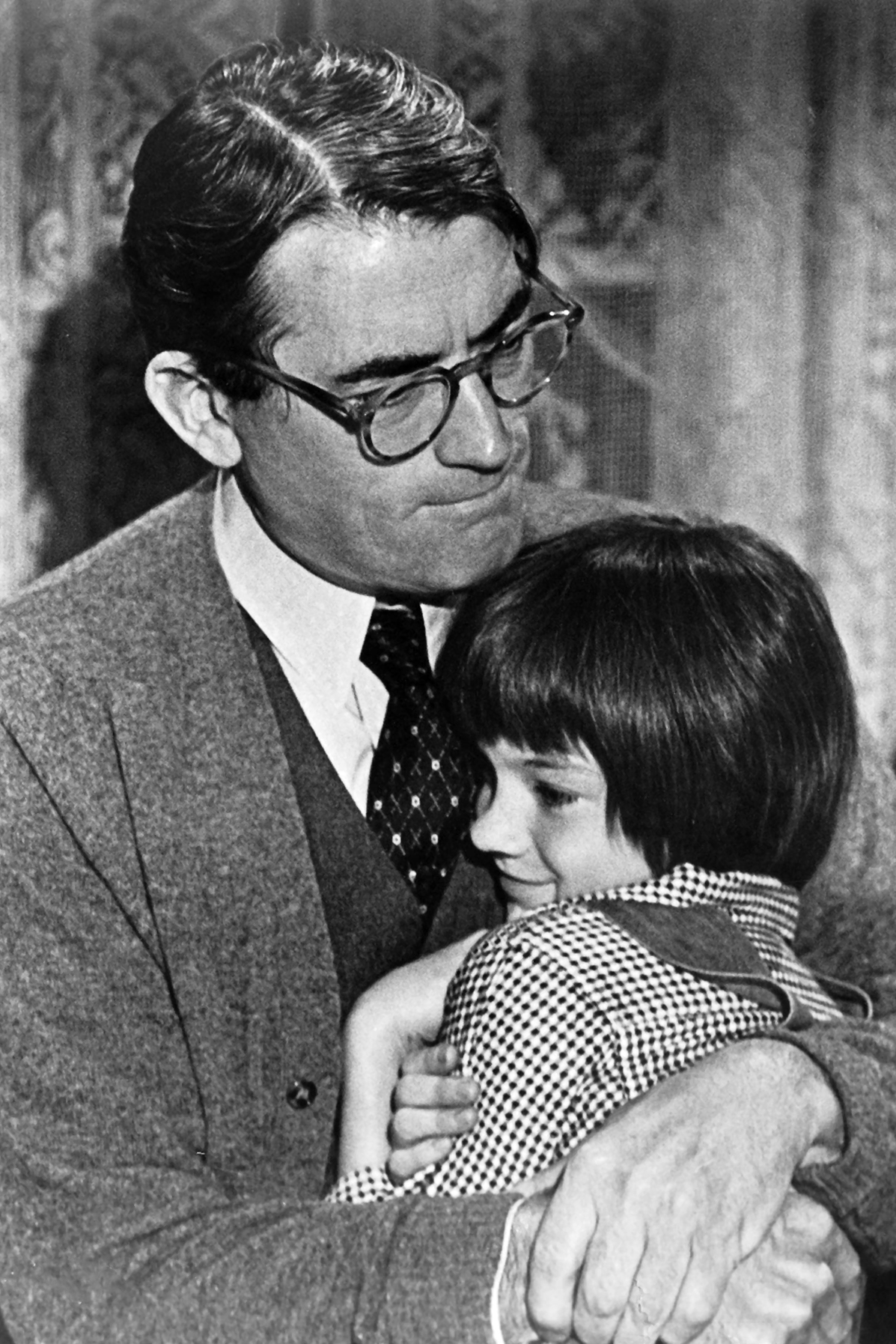 Zur ARTE-Sendung Wer die Nachtigall stört 1898668: Die aufgeweckte Scout (Mary Badham) pflegt eine liebevolle Beziehung zu ihrem Vater (Gregory Peck). © 1963 Pakula-Mulligan Produtions, Inc. & Brentwood Productions, Inc. Foto: ZDF Honorarfreie Verwendung nur im Zusammenhang mit genannter Sendung und bei folgender Nennung "Bild: Sendeanstalt/Copyright". Andere Verwendungen nur nach vorheriger Absprache: ARTE-Bildredaktion, Silke Wölk Tel.: +33 3 881 422 25, E-Mail: bildredaktion@arte.tvZur ARTE-Sendung Wer die Nachtigall stört 1898668: Die aufgeweckte Scout (Mary Badham) pflegt eine liebevolle Beziehung zu ihrem Vater (Gregory Peck). © 1963 Pakula-Mulligan Produtions, Inc. & Brentwood Productions, Inc. Foto: ZDF Honorarfreie Verwendung nur im Zusammenhang mit genannter Sendung und bei folgender Nennung "Bild: Sendeanstalt/Copyright". Andere Verwendungen nur nach vorheriger Absprache: ARTE-Bildredaktion, Silke Wölk Tel.: +33 3 881 422 25, E-Mail: bildredaktion@arte.tv