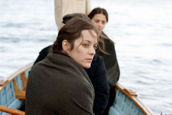 Zur ARTE-Sendung The Immigrant 1861156: Es ist geschafft! Nach allen Widrigkeiten sieht Ewa (Marion Cotillard, li.) ihre Schwester Magda (Angela Sarafyan, re.) wieder. © Wildside Foto: ARTE France Honorarfreie Verwendung nur im Zusammenhang mit genannter Sendung und bei folgender Nennung "Bild: Sendeanstalt/Copyright". Andere Verwendungen nur nach vorheriger Absprache: ARTE-Bildredaktion, Silke Wölk Tel.: +33 3 881 422 25, E-Mail: bildredaktion@arte.tv