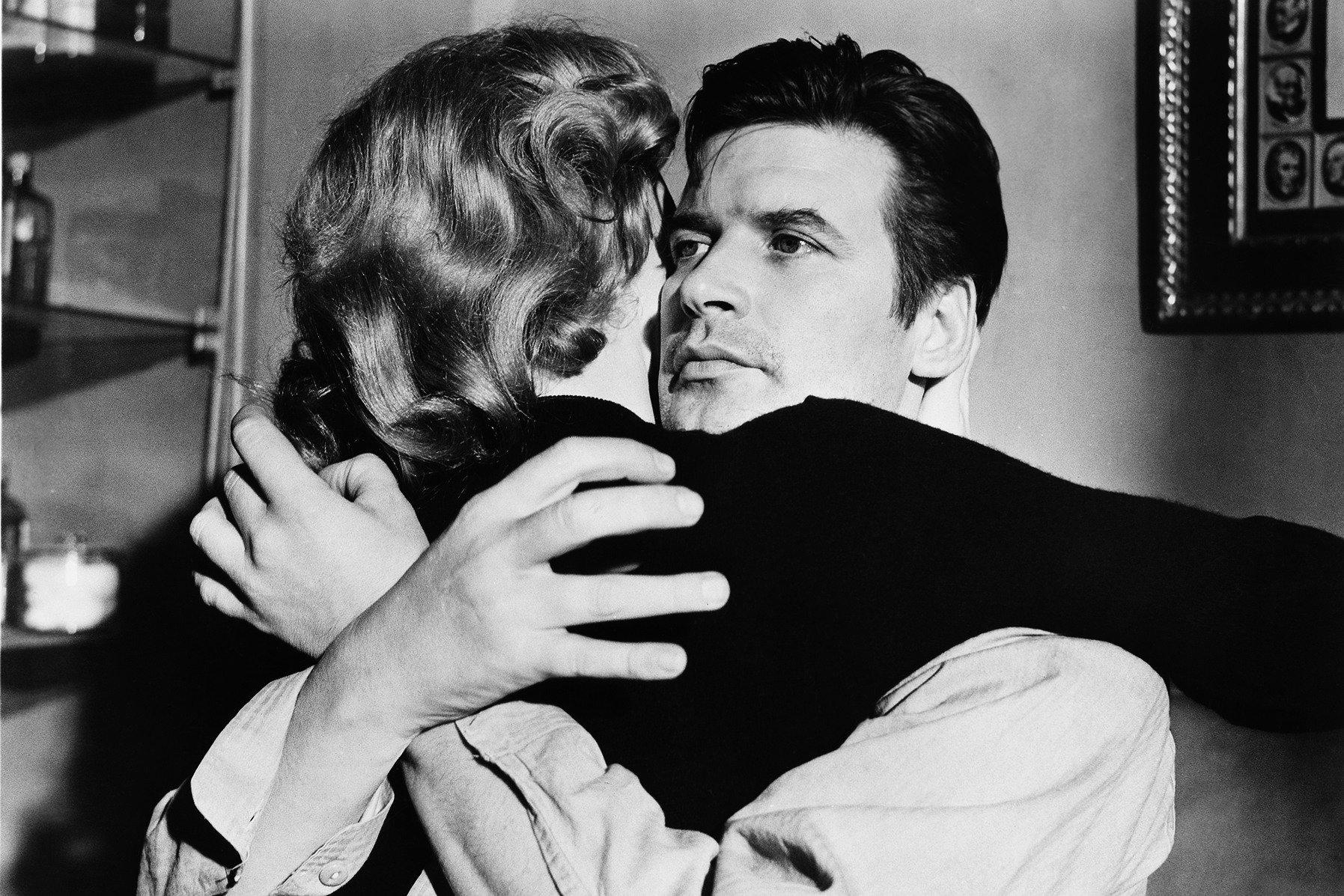 Zur ARTE-Sendung Schock-Korridor 2030065: Johnny Barrett (Peter Breck) umarmt seine Cathy (Constance Towers). Die junge Frau würde alles für ihren Freund tun, doch sie kann ihn nicht vor seinem eigenen Ehrgeiz beschützen. © Wild Side Foto: ARTE France Honorarfreie Verwendung nur im Zusammenhang mit genannter Sendung und bei folgender Nennung "Bild: Sendeanstalt/Copyright". Andere Verwendungen nur nach vorheriger Absprache: ARTE-Bildredaktion, Silke Wölk Tel.: +33 3 881 422 25, E-Mail: bildredaktion@arte.tv