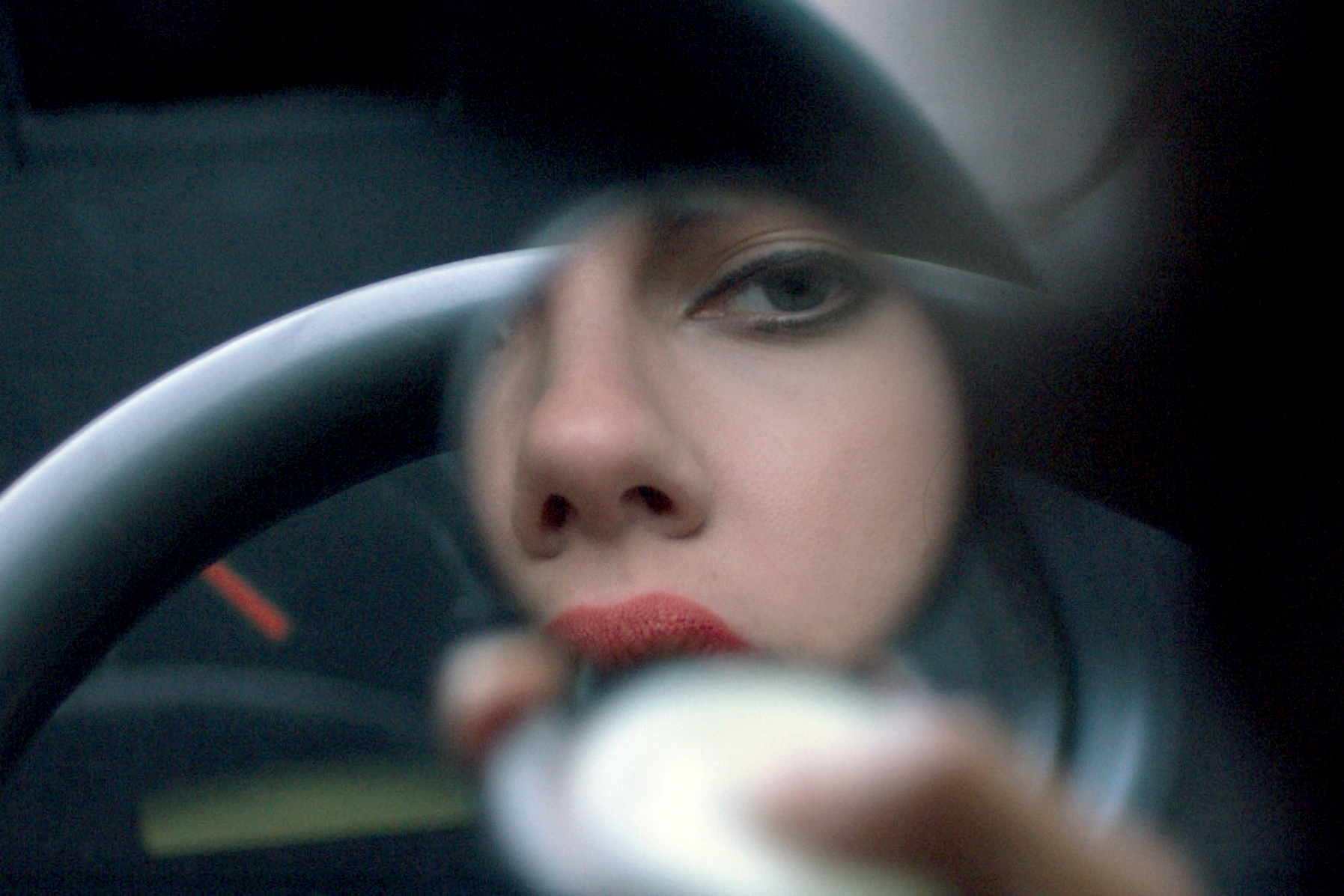 Zur ARTE-Sendung Under the Skin 2113131: Laura (Scarlett Johansson) pflegt sorgsam ihre weibliche Hülle, da sich darunter ein verstörender Alien-Körper verbirgt. © Wild Bunch/Daniel Landin Foto: ZDF Honorarfreie Verwendung nur im Zusammenhang mit genannter Sendung und bei folgender Nennung "Bild: Sendeanstalt/Copyright". Andere Verwendungen nur nach vorheriger Absprache: ARTE-Bildredaktion, Silke Wölk Tel.: +33 3 881 422 25, E-Mail: bildredaktion@arte.tvZur ARTE-Sendung Under the Skin 2113131: Laura (Scarlett Johansson) pflegt sorgsam ihre weibliche Hülle, da sich darunter ein verstörender Alien-Körper verbirgt. © Wild Bunch/Daniel Landin Foto: ZDF Honorarfreie Verwendung nur im Zusammenhang mit genannter Sendung und bei folgender Nennung "Bild: Sendeanstalt/Copyright". Andere Verwendungen nur nach vorheriger Absprache: ARTE-Bildredaktion, Silke Wölk Tel.: +33 3 881 422 25, E-Mail: bildredaktion@arte.tv