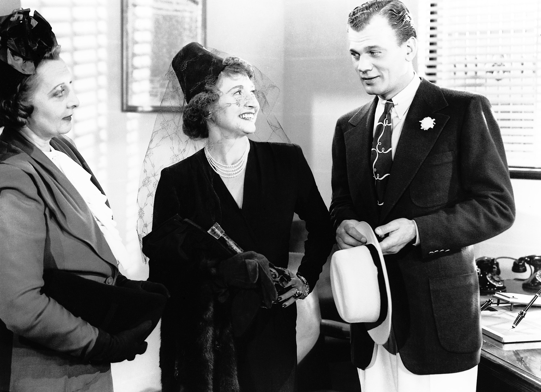 (Joseph Cotten) hat leichtes Spiel mit lteren, vor allem verwitweten, Damen (Isabel Randolph, li., und Frances Carson, re.). © 1942 Universal Studios. All Rights Reserved. Foto: ZDF Honorarfreie Verwendung nur im Zusammenhang mit genannter Sendung und bei folgender Nennung "Bild: Sendeanstalt/Copyright". Andere Verwendungen nur nach vorheriger Absprache: ARTE-Bildredaktion, Silke Wlk Tel.: +33 3 881 422 25, E-Mail: bildredaktion@arte.tv