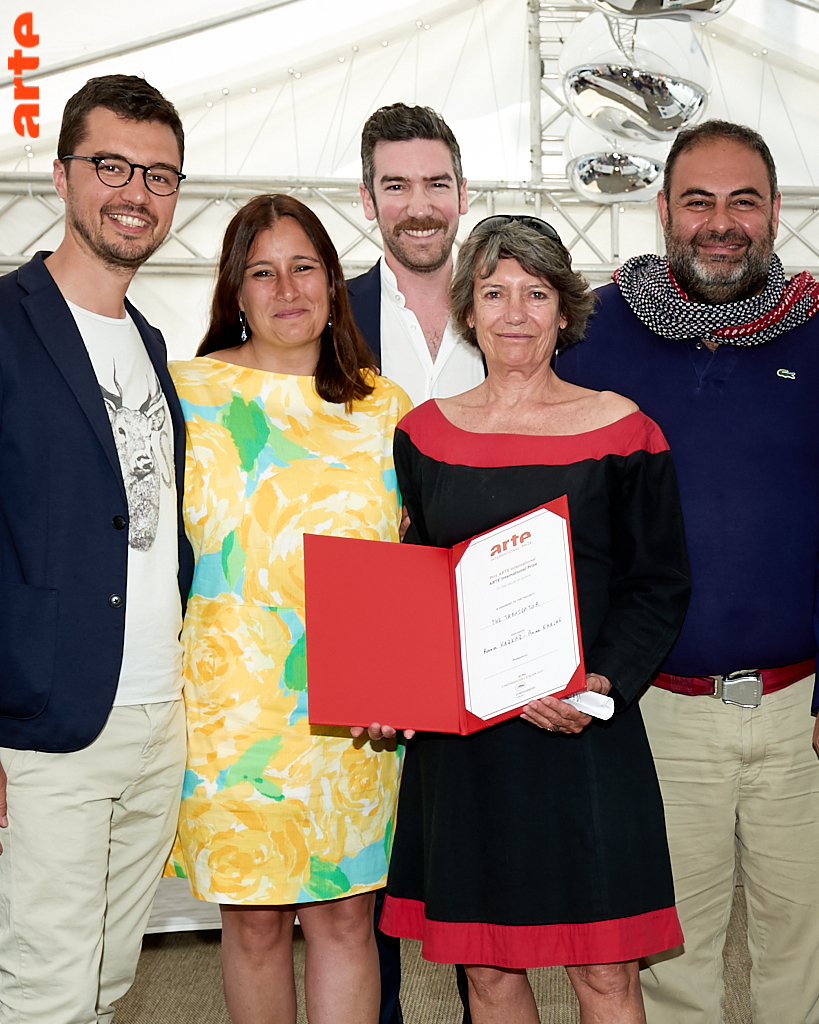 Véronique Cayla présidente d'ARTE France remet le prix ARTE International à l'équipe du projet The Translator