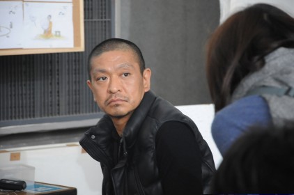 Hitoshi Matsumoto sur le tournage de son nouveau film Scabbard Samurai.