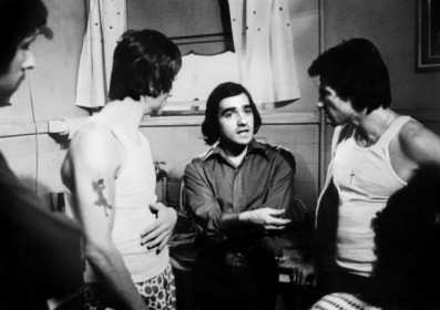 Martin Scorsese entouré de Robert De Niro et Harvey Keitel sur le tournage de Mean Streets