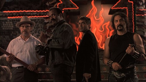 Harvey Keitel, Fred Williamson, George Clooney et Tom Savin dans Une nuit en enfer