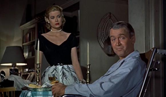 Grace Kelly et James Stewart dans Fenêtre sur cour