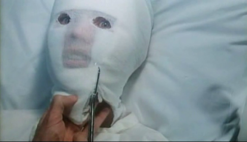 Dans Fedora, le film d'horreur macabre n'est pas loin...