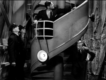 Robert Cummings (en haut) et Norman Lloyd (en bas) dans l'escalier de la statue de la Liberté