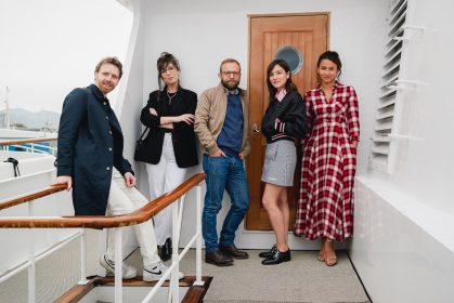 Nicolas Pariser entouré des comédiens d'Alice et le Maire : Antoine Reinartz, Nora Hamzawi, Anaïs Demoustier et Léonie Simaga © Bertrand Noël