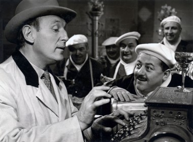 Bourvil et Francis Blanche dans Un drôle de paroissien