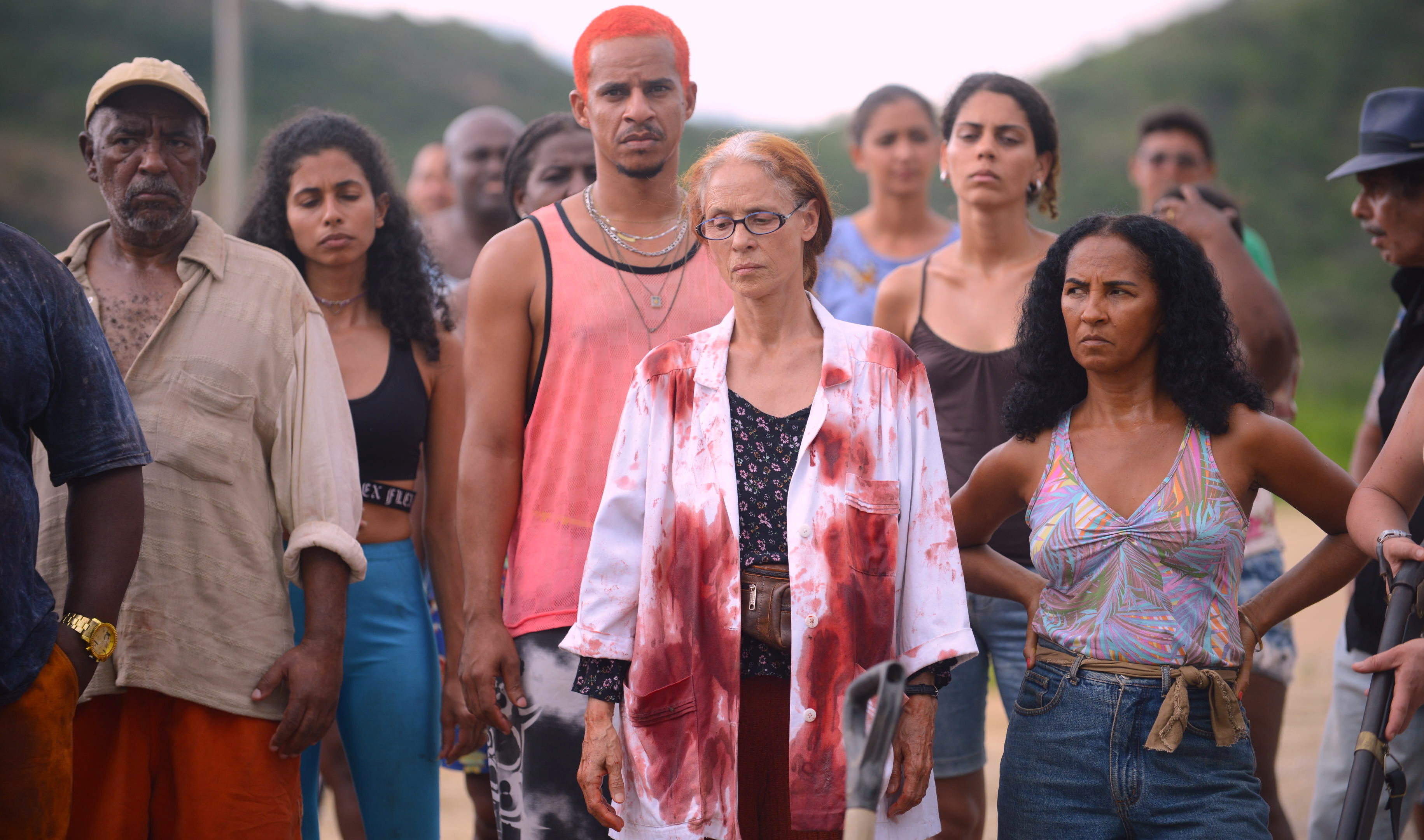Sônia Braga (au centre) dans Bacurau de Kleber endonça Filho et Juliano Dornelles