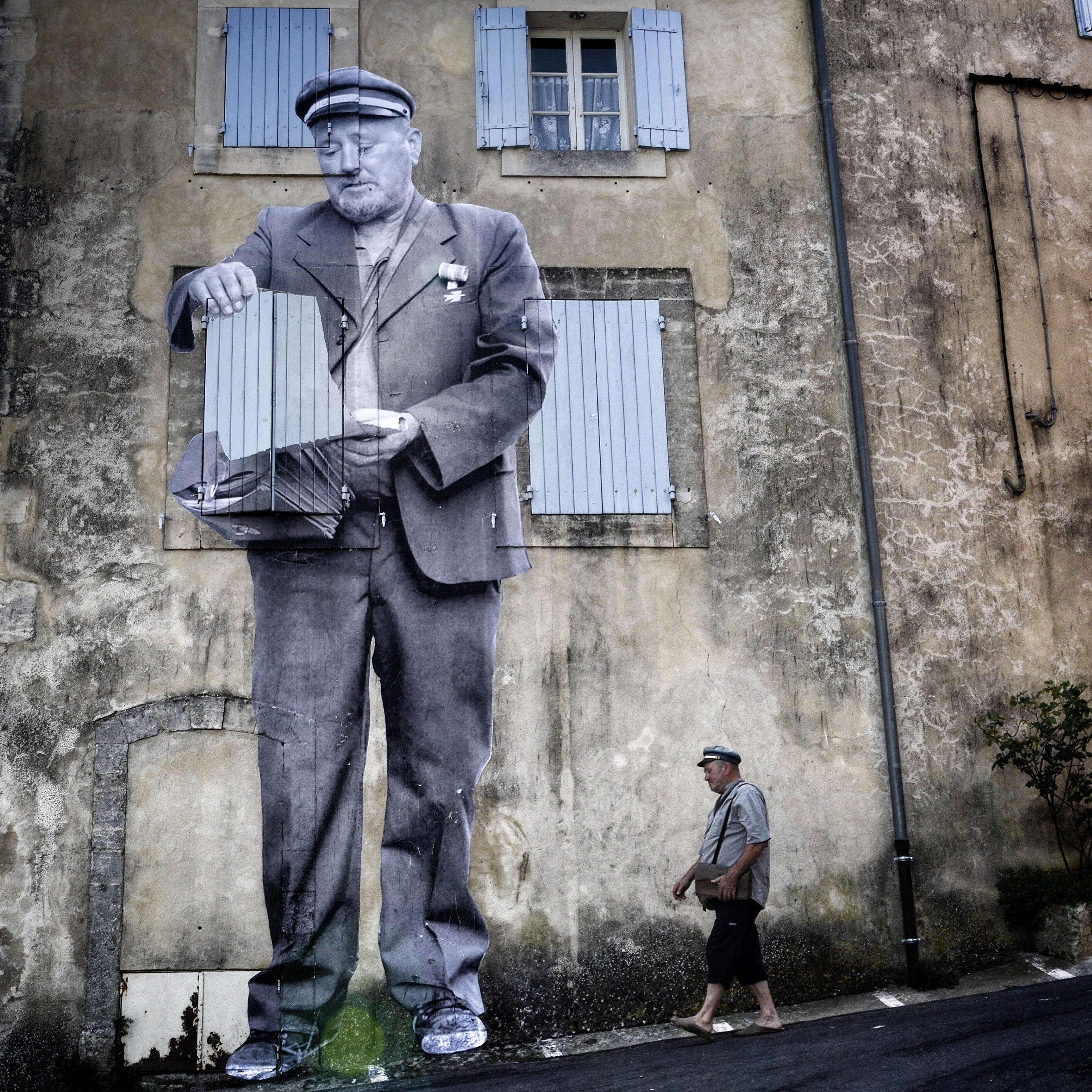 7-agnes-a-photographie-son-ami-facteur-jr-en-a-fait-un-heros-du-village-copie