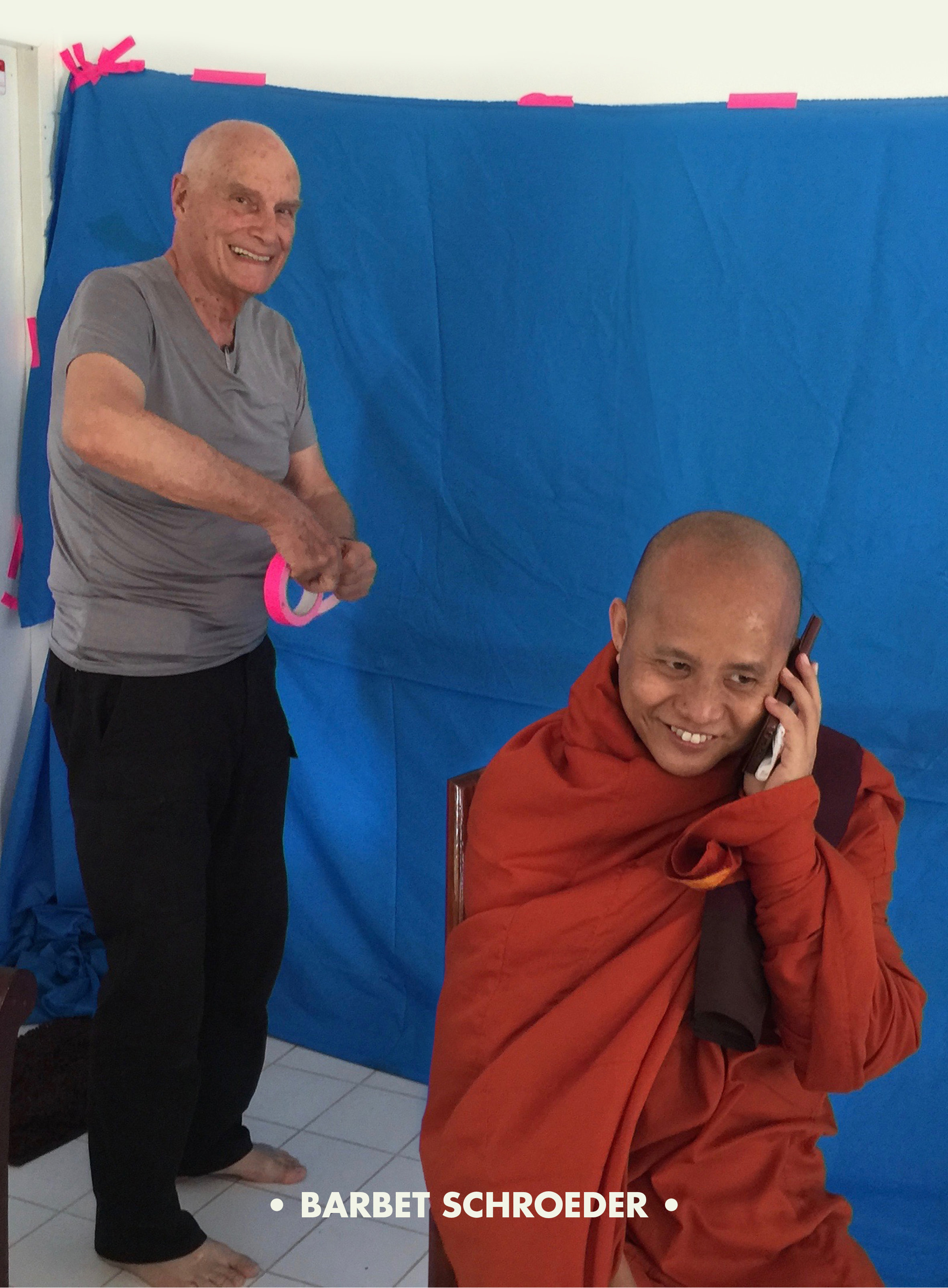 Barbet Schroeder et Ashin Wirathu sur le tournage du Vénérable W.