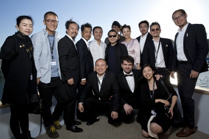 Jia Zhangke entouré de l'équipe de son nouveau film Mountains May Depart. Photo Paul Blind, Cannes 2015