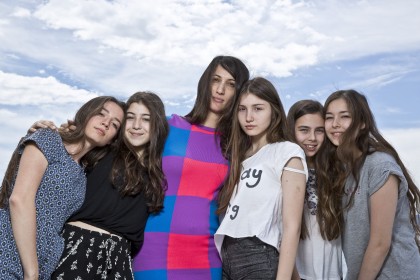 Deniz Gamze Ergüven entourée de ses jeunes actrices