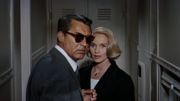 Cary Grant et Eva Marie Saint dans La Mort aux trousses de Alfred Hitchcock