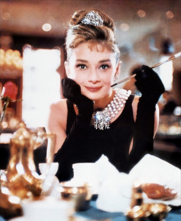 Audrey Hepburn dans Diamants sur canapé