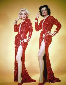 Marilyn Monroe et Jane Russell dans Les hommes préfèrent les blondes de Howard Hawks © Twentieth Century Fox Film Corporation